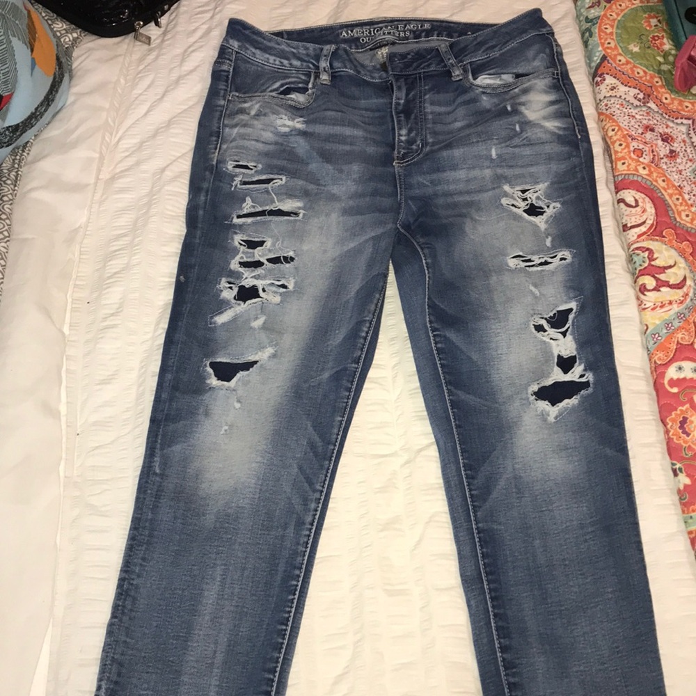 Hi-rise cropped American Eagle jeans with rips